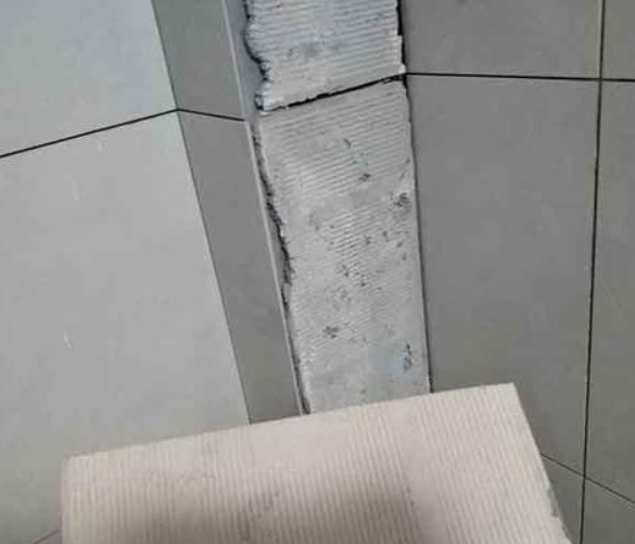 平武瓷砖空鼓维修公司分享下厨房瓷砖脱落的补救措施。